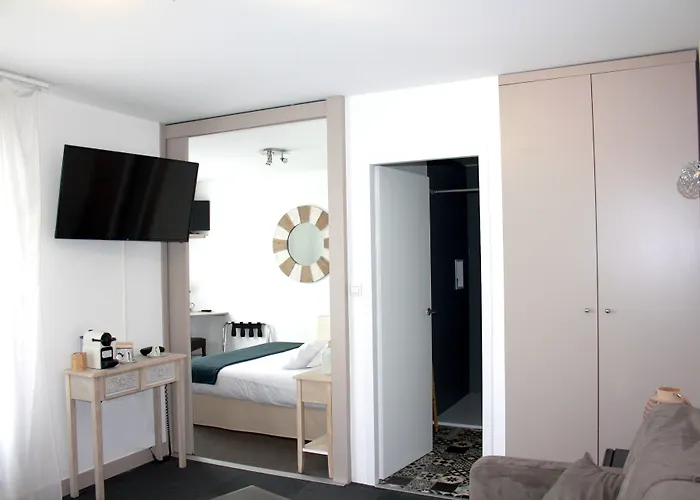 Logis Sea View Hotel 3*